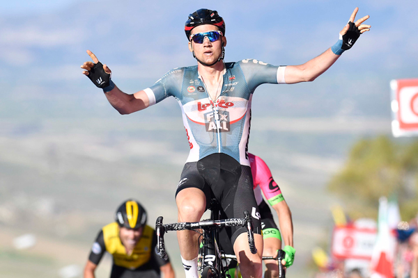 Giro d'Italia, Chaves si aggiudica la tappa sull'Etna: maglia rosa a Yates