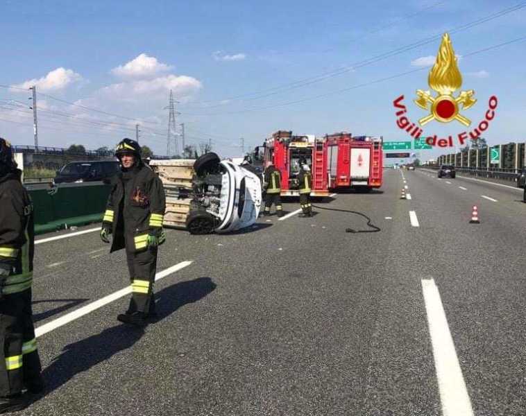 Incidente sulla A4 tra Arluno e Rho auto si ribalta, sei feriti