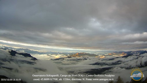 Il fantastico panorama con un doppio strato di nubi in dissolvimento sui nostri cieli catturato dalle webcam del Centro Geofisico Prealpino al Campo dei Fiori (foto tratta dalla pagina Facebook della Società Astronomica G.V. Schiapparelli) Il fantastico panorama con un doppio strato di nubi in dissolvimento sui nostri cieli catturato dalle webcam del Centro Geofisico Prealpino al Campo dei Fiori (foto tratta dalla pagina Facebook della Società Astronomica G.V. Schiapparelli)
