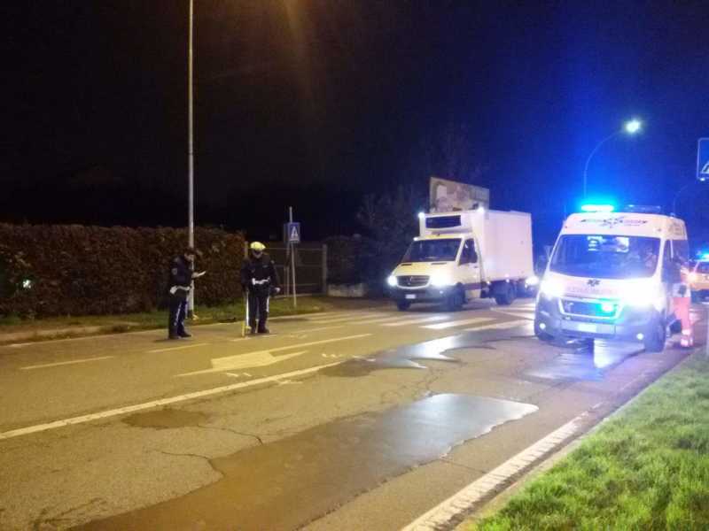 Magenta incidente davanti all’Iper, due pedoni investiti mentre