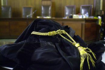 Accuse incrociate per maltrattamenti genitori-figli, giudici assolvono intera famiglia