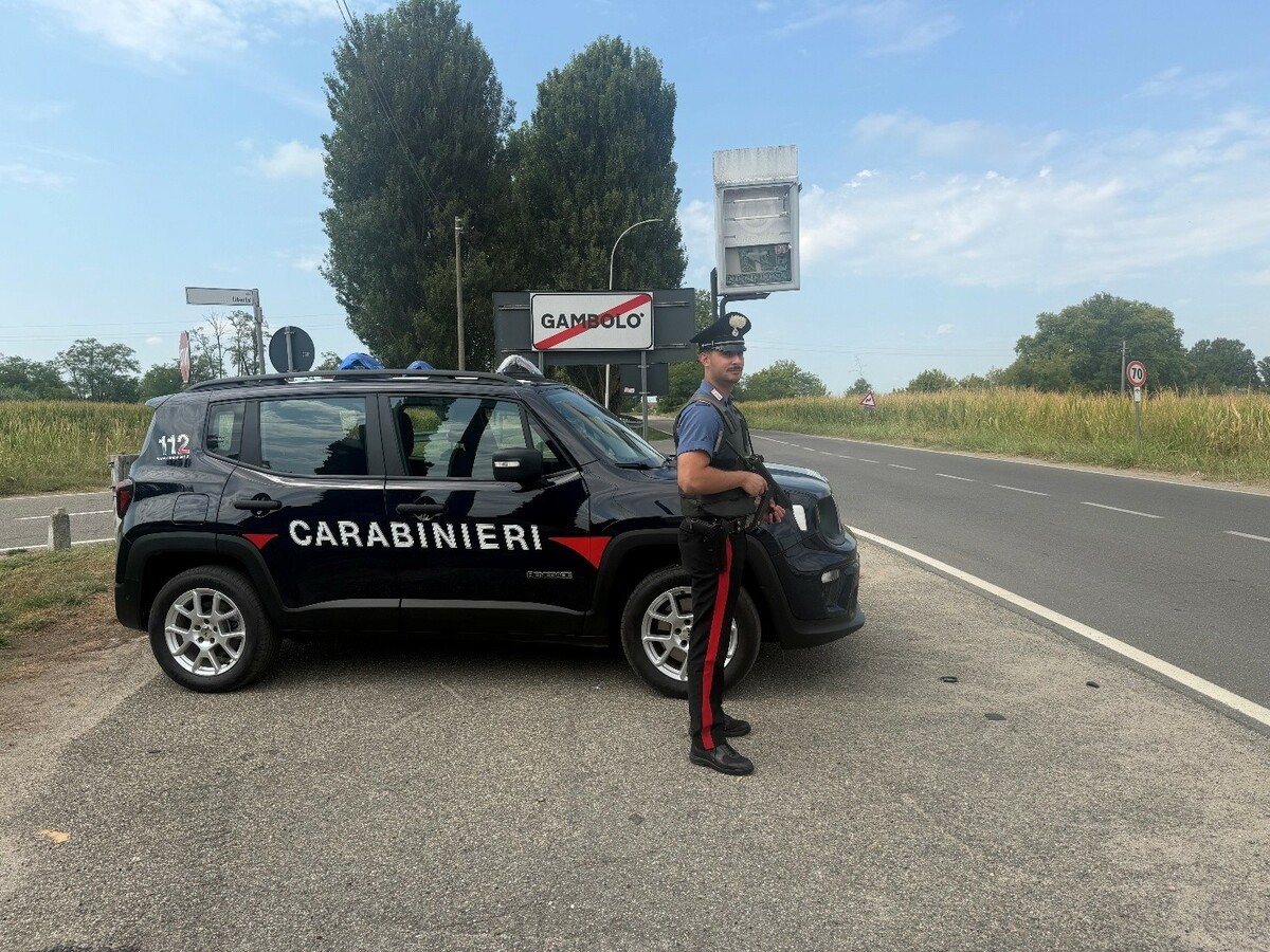 Carabiniere e auto di servizio presso Gambolò nella fotografia di repertorio della testata