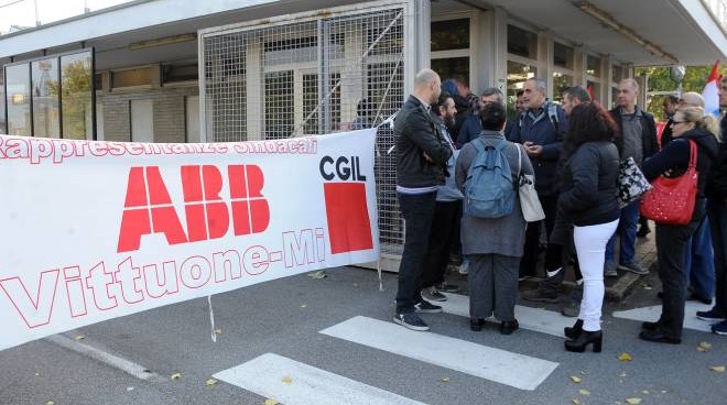 Abb di Vittuone, dipendenti in marcia a Milano per i 123 esuberi