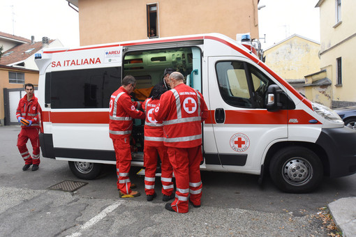 Mortara: scontro tra auto in via Sanzio, una si ribalta, ferite due donne