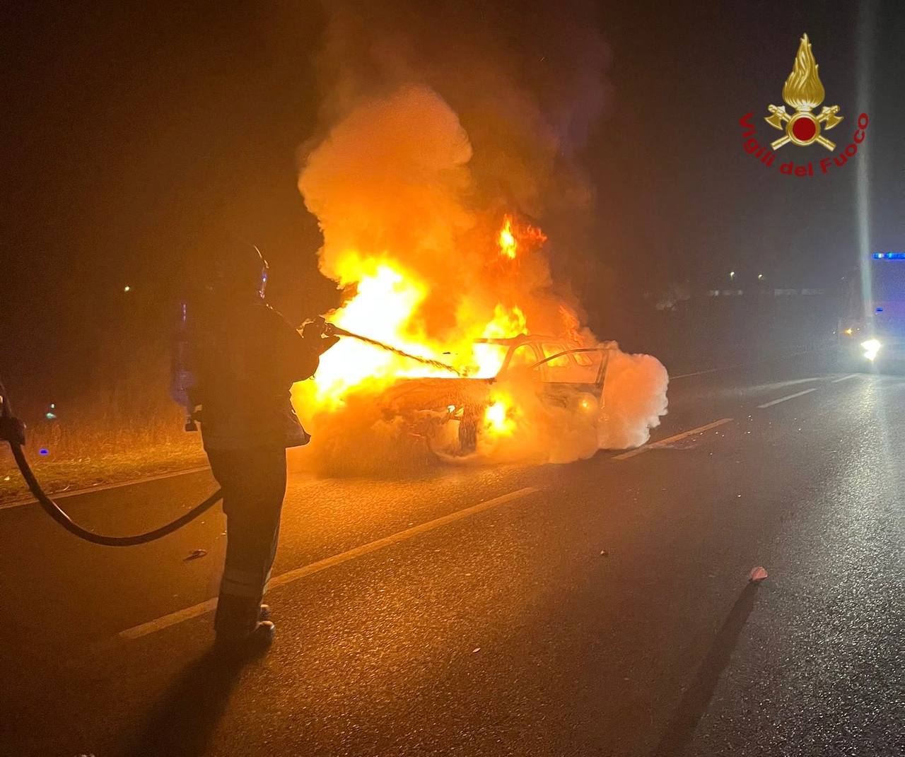 Ceretto Auto Divorata Dalle Fiamme Sulla Provinciale 23 Strada Chiusa ceretto-auto-divorata-dalle-fiamme-sulla-provinciale-23-strada-chiusa