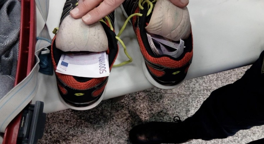 A Malpensa Con Trentamila Euro Nascosti Nelle Suole Delle Scarpe 