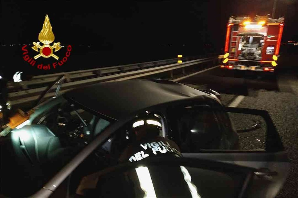Schianto tra auto e camion sull'A26, un morto e un ferito grave ...