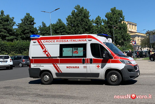 Novara, episodio insolito in centro città: uomo completamente nudo causa scompiglio in farmacia