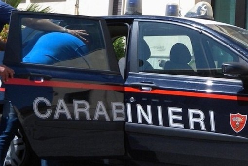 Incendia sei macchine in un'officina: arrestato dai Carabinieri un 71enne