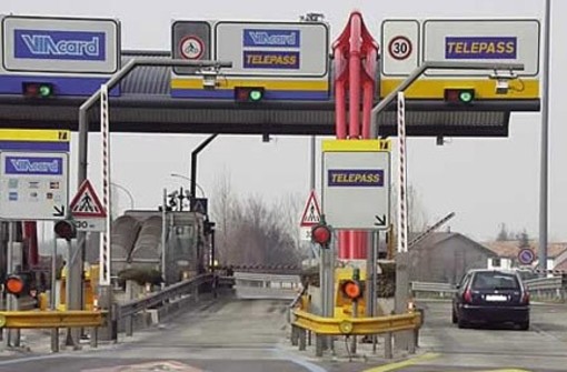 Evita il pedaggio al casello sull'A26 con un trucchetto per 34 volte: automobilista condannato Evita il pedaggio al casello sull'A26 con un trucchetto per 34 volte: automobilista condannato