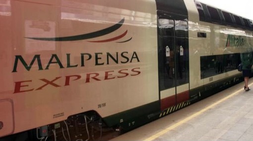 Travolto dal treno in transito: un morto e linea ferroviaria bloccata tra Malpensa e Milano Travolto dal treno in transito: un morto e linea ferroviaria bloccata tra Malpensa e Milano