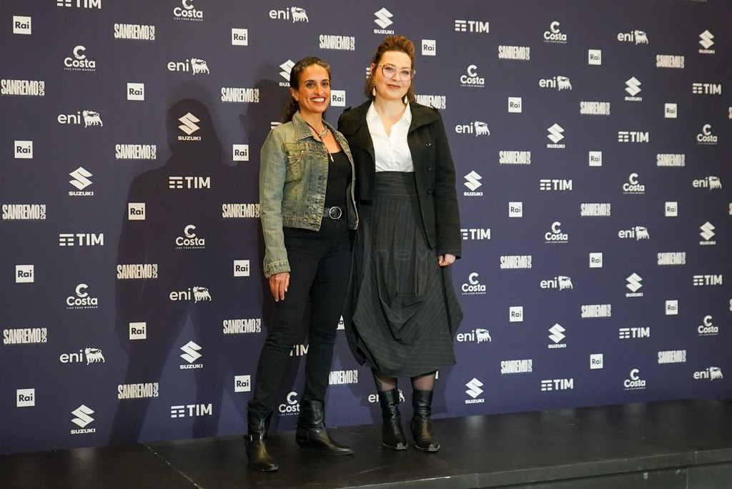 Noa e Mira Awad, Israele e Palestina insieme sul palco del Festival: “Una canzone non salva il mondo, quello spetta alle persone”