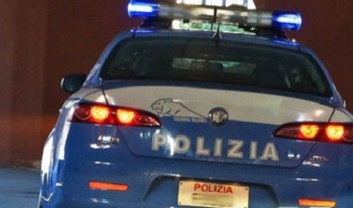 Pavia: 45enne ubriaco infastidisce i clienti di un locale e aggredisce i gli agenti della Polizia