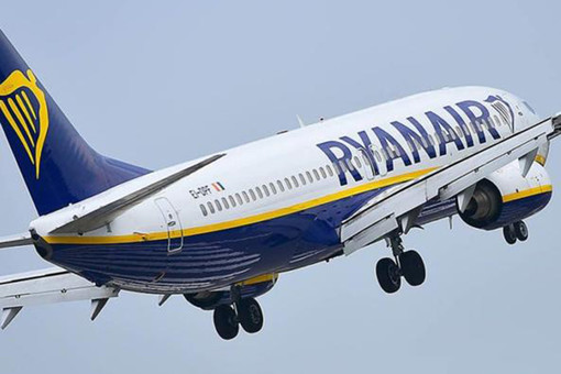 Problema al carrello dopo il decollo per un volo Ryanair: l'aereo costretto a rientrare a Malpensa