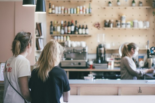 Da oggi pranzi e cene anche al chiuso nei ristoranti e caffè al banco. Riaprono gli stadi. Ecco le nuove regole Da oggi pranzi e cene anche al chiuso nei ristoranti e caffè al banco. Riaprono gli stadi. Ecco le nuove regole