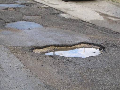Pavia: buche, bidoni e selciato a pezzi. La città è un’odissea per chi è in carrozzina Pavia: buche, bidoni e selciato a pezzi. La città è un’odissea per chi è in carrozzina