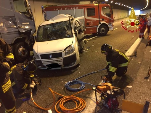 Schianto in galleria a Castelletto Ticino, morti un uomo e una donna travolti da un tir Schianto in galleria a Castelletto Ticino, morti un uomo e una donna travolti da un tir