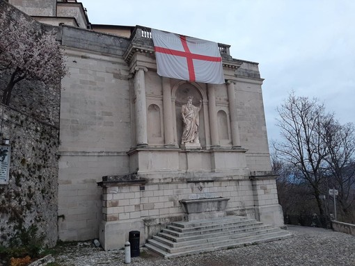La bandiera della Lombardia esposta sul balcone del Mosè al Sacro Monte nella foto di Francesca Crugnola La bandiera della Lombardia esposta sul balcone del Mosè al Sacro Monte nella foto di Francesca Crugnola