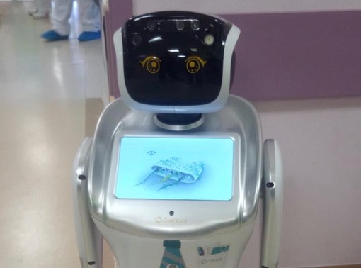 Tommy, l'infermiere robot del Circolo di Varese che combatte il Coronavirus, fa il giro del mondo Tommy, l'infermiere robot del Circolo di Varese che combatte il Coronavirus, fa il giro del mondo