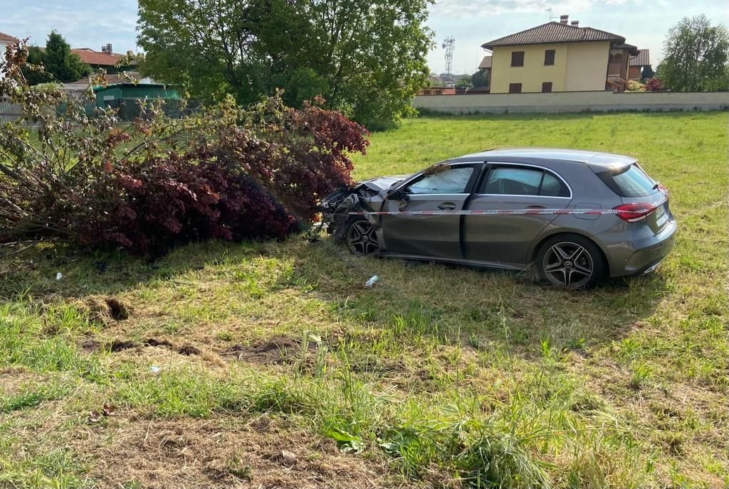 Mede: auto si schianta contro un albero e poi si ribalta, ferito ...
