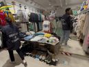 Vigevano: blitz della Guardia di Finanza, sequestrati oltre 15mila capi di abbigliamento di provenienza illecita in un negozio del centro città