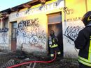 Pavia: incendio sul tetto di un'area dismessa della stazione ferroviaria, sul posto i Vigili del fuoco