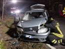 Oltrepò: esce di strada con l'auto e si schianta contro un albero, ferito un 78enne