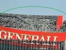 Milano: cede l’insegna delle Generali per il caldo eccezionale. Struttura in sicurezza