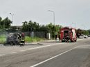 Magenta: auto in fiamme in via Murri, fumo invade la strada