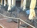 Vigevano, sorpreso mentre danneggia i tavolini del dehors della pasticceria Colombo. Arrestato un 27enne