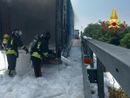 Camion in fiamme sull'autostrada Milano-Genova, intervengono i Vigili del fuoco Camion in fiamme sull'autostrada Milano-Genova, intervengono i Vigili del fuoco