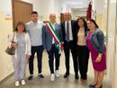 Da sx: Franca Autelli (consigliera comunale), Riccardo Invernizzi (Assessore Pubblica Istruzione), Simone Molinari (Sindaco), Presidente Le Vele, Livia Andolfi (Dirigente Le Vele) e insegnate Le Vele