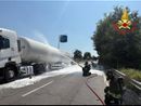 Copiano: cisterna carica di GPL in fiamme, chiusa la statale 235