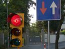 Novara: esasperato dalle code, scaraventa semaforo nei campi