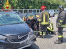 L'auto finita contro i new jersey in cemento sull'Autostrada dei Laghi a Gallarate