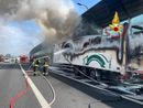 Il rimorchio del tir in fiamme sull'autostrada A4 nei pressi di Milano