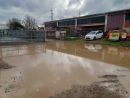 Boffalora sopra Ticino, viale dell’Industria allagato da settimane, imprenditori infuriati: “I lavori di rifacimento della strada sono fermi”