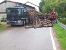 Robecco: camion perde il carico di legna e blocca la strada a Cascinazza