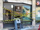 Magenta: esplosione nella notte, malviventi fanno saltare il bancomat al Banco di Desio Magenta: esplosione nella notte, malviventi fanno saltare il bancomat al Banco di Desio
