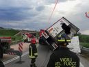 Autoarticolato si ribalta sulla A26 a Ghemme