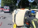 Novara: auto si ribalta in viale Giulio Cesare