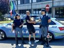 Il gatto Tom con gli agenti della Polstrada (foto Polizia)
