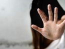 Novara, prende a bastonate la compagna incinta