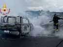 FOTO. Auto prende fuoco sull'A9: passeggeri e conducente abbandonano il veicolo in tempo