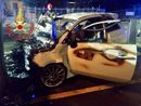 Auto si schianta contro il muro e prende fuoco: paura per tre ragazzi in provincia di Como Auto si schianta contro il muro e prende fuoco: paura per tre ragazzi in provincia di Como