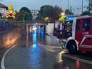Maltempo sul Varesotto, a Tradate due auto intrappolate nei sottopassi allagati, a Capolago Sp1 chiusa: caduti già 110 millimetri di pioggia