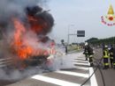Pavia: auto divorata dalle fiamme sulla tangenziale, intervengono i Vigili del fuoco