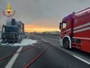 In fiamme un mezzo pesante sull'autostrada Torino-Piacenza, intervengono i vigili del fuoco e traffico in tilt