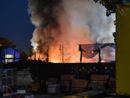 Milano, maxi incendio in area camper al Gratosoglio