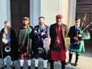 Matrimonio con kilt e cornamuse: non siamo nelle Highlands, ma a Robecco sul Naviglio…
